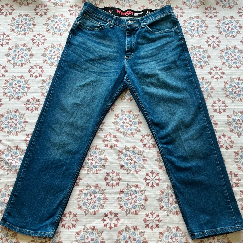 * LIKE NEW * Wrangler Performance Series Relaxed Fit jeans size 34x30